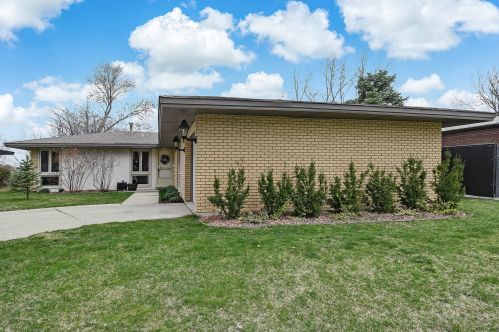 5556 Natalie Dr, Oak Forest, IL 60452-2129