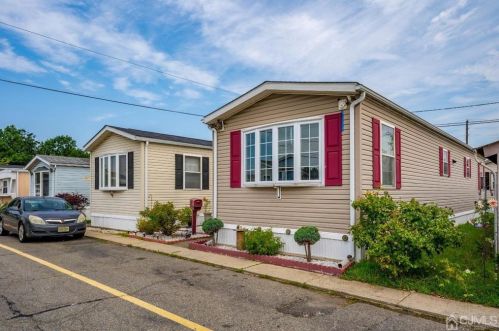 11 Jay St, Avenel, NJ 07001-1927