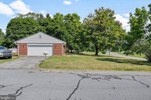 755 Longs Gap Rd, Carlisle PA 17013-8506 exterior