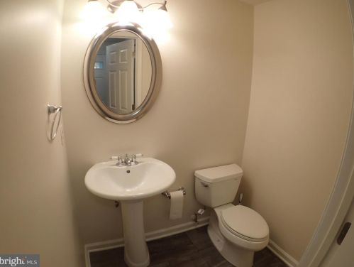 8153 Crystal Creek Ct, Springfield VA  22153-3706 exterior