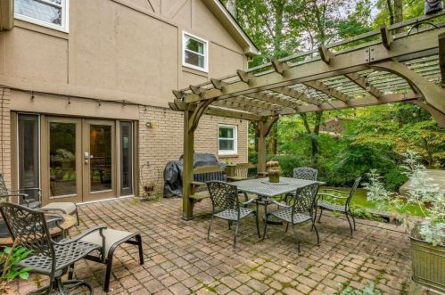 7290 Hunters Br Dr, Atlanta GA  30328-1719 exterior