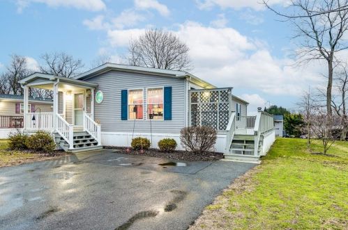 285 Cooper Ln, Warwick, RI 02818-1598