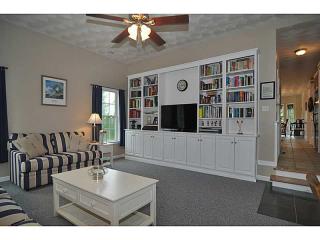 2 Paige Cir, Cranston, RI 02921-7506