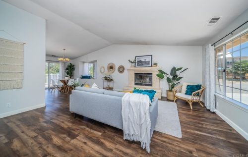 721 Sunset Dr, Vista, CA 92081-6823