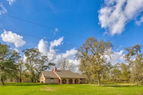 2029 Pond Shore Dr, Angleton TX 77515-7483 exterior