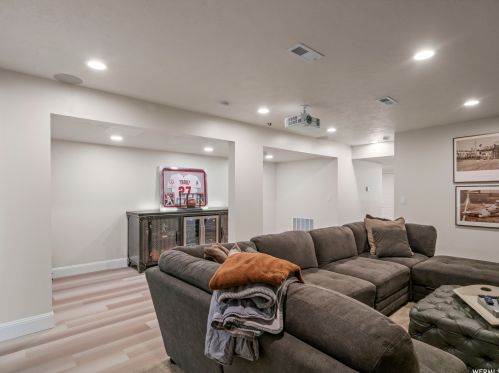 8851 Willow Grn Dr, Sandy UT 84093-2056 exterior