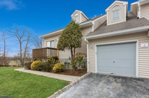 2 Bongart Dr, Town Center, NJ 07052-2143