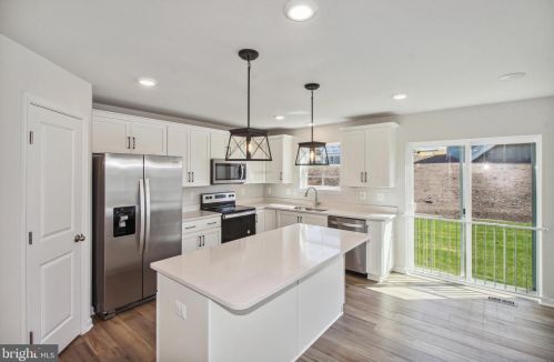 8 Westview Dr, Graceham, MD 21788-1937