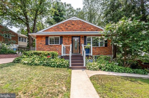 6471 Oakwood Dr, Falls Church, VA 22041-1201