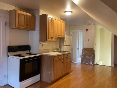 687 Broad St, Meriden, CT 06450-4341