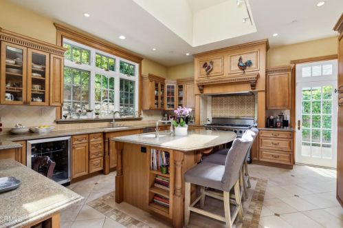1438 Opechee Way, Glendale CA  91208-1962 exterior