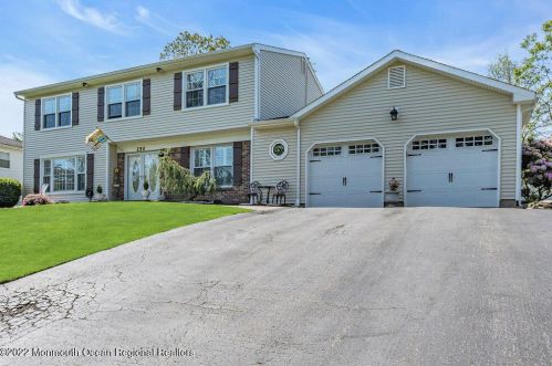 250 Concord Dr, East Freehold, NJ 07728-1390