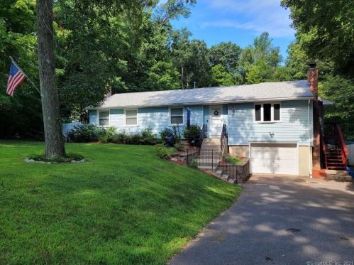 29 Nancy Mae Ave, Waterbury, CT 06712-1750