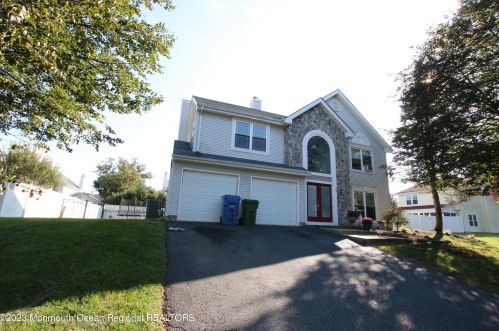 35 Annapolis St, Tinton Falls, NJ 07712-3174