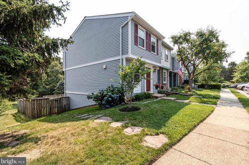 1613 Purple Sage Dr, Herndon, VA 20194-5618