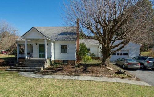 154 Court St, Lewisburg WV  24901-1147 exterior