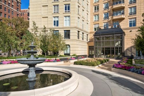 2550 Lakeview Ave, Chicago IL  60614-2045 exterior