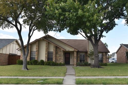 2045 Cologne Dr, Carrollton TX  75007-2335 exterior