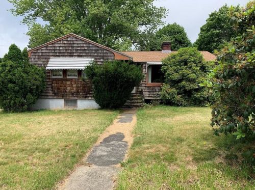82 Kearns Ave, Tiverton, RI 02878-1525