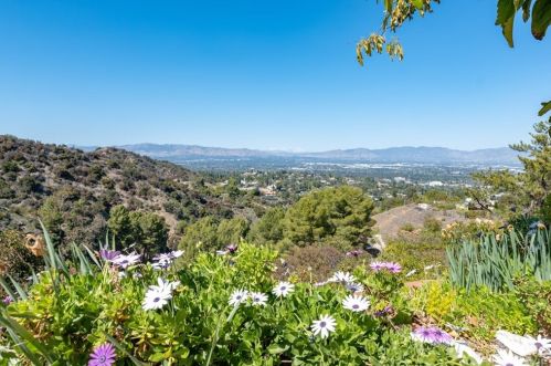 16957 Encino Hills Dr, Van Nuys, CA 91436-4007
