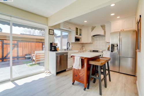 27879 Hummingbird Ct, Hayward, CA 94545-4041