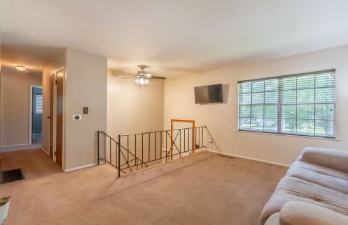 242 Dato Dr, Streamwood, IL 60107-1106