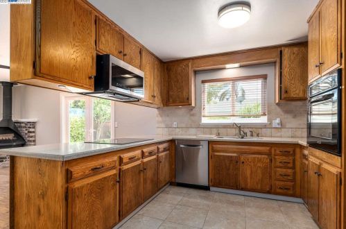 7238 Tamarack Dr, Pleasanton, CA 94568-1749