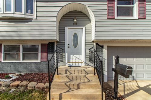 102 Patricia Pkwy, Streamwood, IL 60107-1332