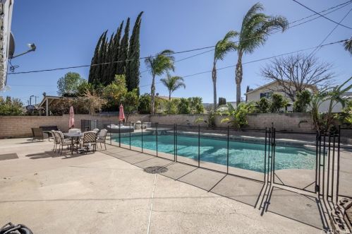 2418 Royal Ave, Simi Valley CA 93065-4759 exterior