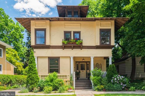 1 Evergreen Ln, Tavistock, NJ 08033-1201