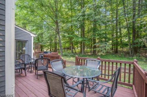 7 Hunters Cir, Lebanon, NJ 08833-4391