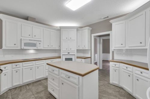 16 Westchester Dr, Conroe TX  77304-1144 exterior