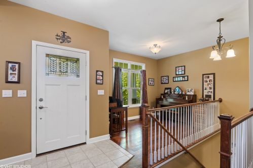 8807 Rood Rd, Valley View, IL 60145-8287