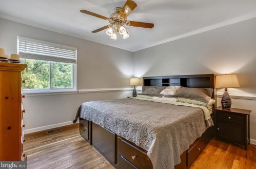 1576 Goldenrain Ct, Herndon VA  20190-4037 exterior