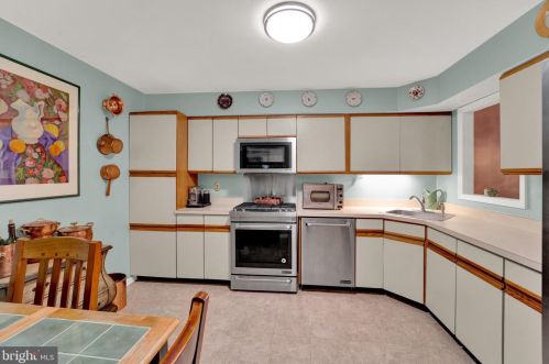 5 Exeter Ct, Princeton NJ  08540-7000 exterior