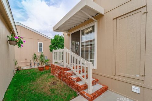 27 Spruce Via, Anaheim CA  92801-1043 exterior