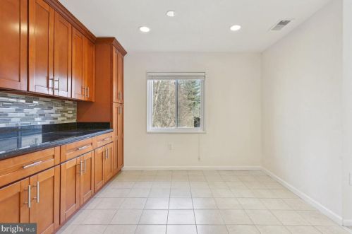 1525 Northgate Sq, Herndon VA  20190-3761 exterior
