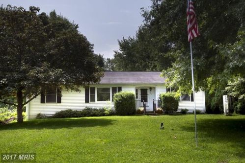 253 Virginia Ave, Hamilton, VA 20158-9038
