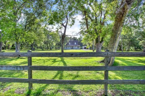 411 County Road 28, Angleton TX 77515-9420 exterior