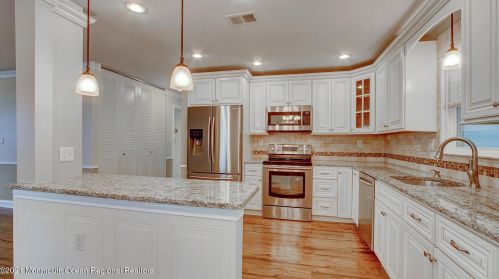 43 Buckingham Dr, Lakehurst, NJ 08759-6719