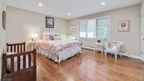 16 Knollwood Dr, Town Center NJ  07052-2406 exterior