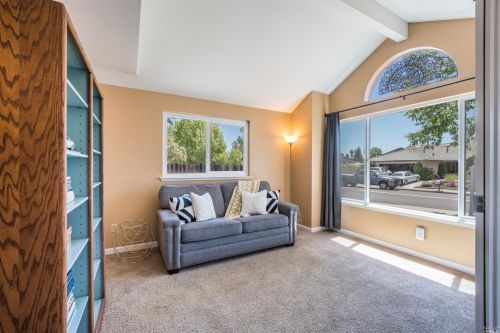 371 Wilson Ln, Windsor, CA 95492-9735