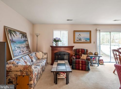 9425 Fairleigh Ct, Springfield, VA 22015-1504
