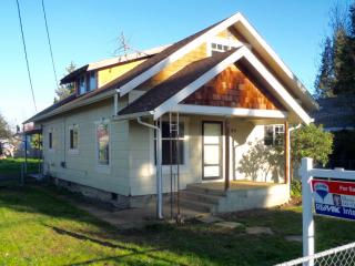 294 5th St, Walker, OR 97426-9638