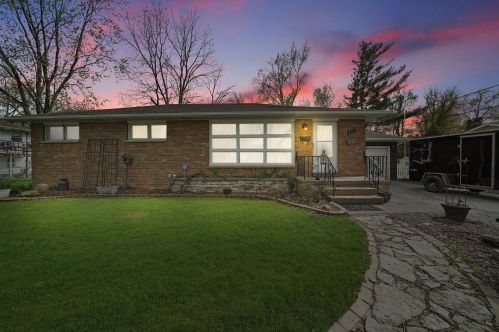407 6th St, Momence, IL 60954-1323