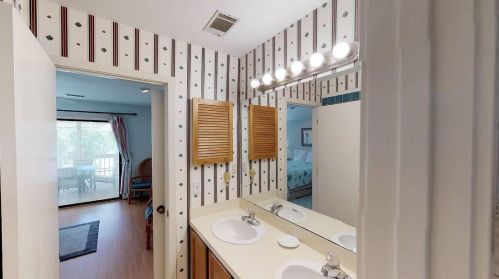 6 Ocean Park Ct, Isle Of Palms SC  29451-2244 exterior