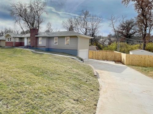 89 Grand Circle Dr, Hazelwood, MO 63043-5015