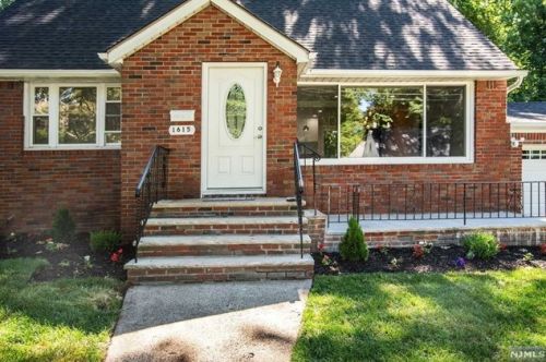 1615 Ardsley Ct, Teaneck, NJ 07666-6145