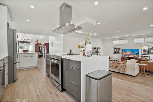 15751 Morrison St, Van Nuys CA  91436-1543 exterior