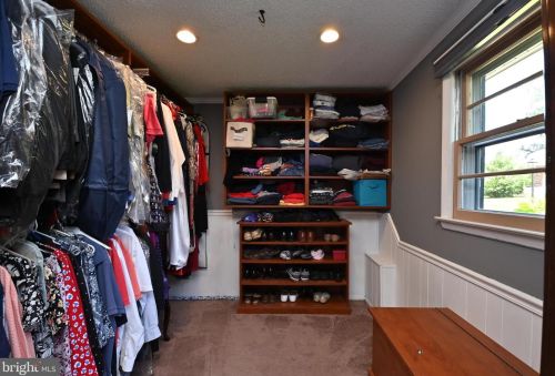 8513 Fairburn Dr, Springfield VA  22152-3225 exterior